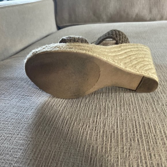 Steve Madden Khaki/Tan ankle wrap 4.75 inch wedge heel - Size 9 - Worn just once - Picture 7 of 13